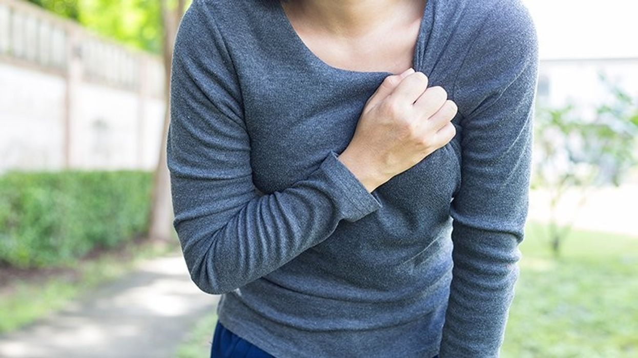 2017/11/womanwithchestpain.jpg