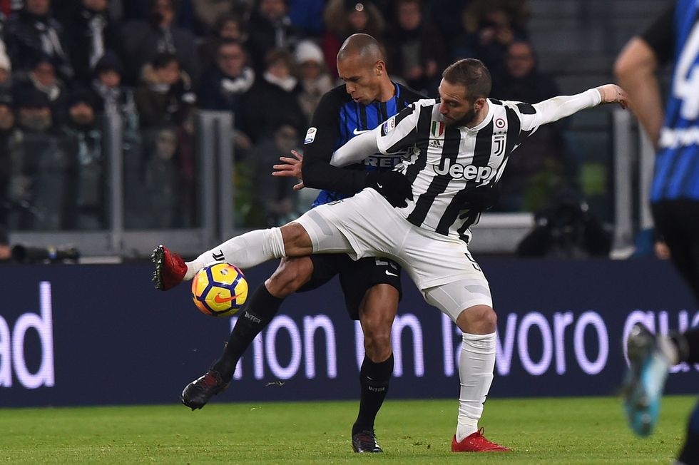 2017/12/Joao-Miranda-vs-G-Higuain-e1512857041372.jpg