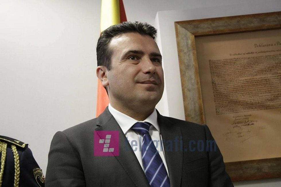 2017/12/Zaev-me-llogo.jpg