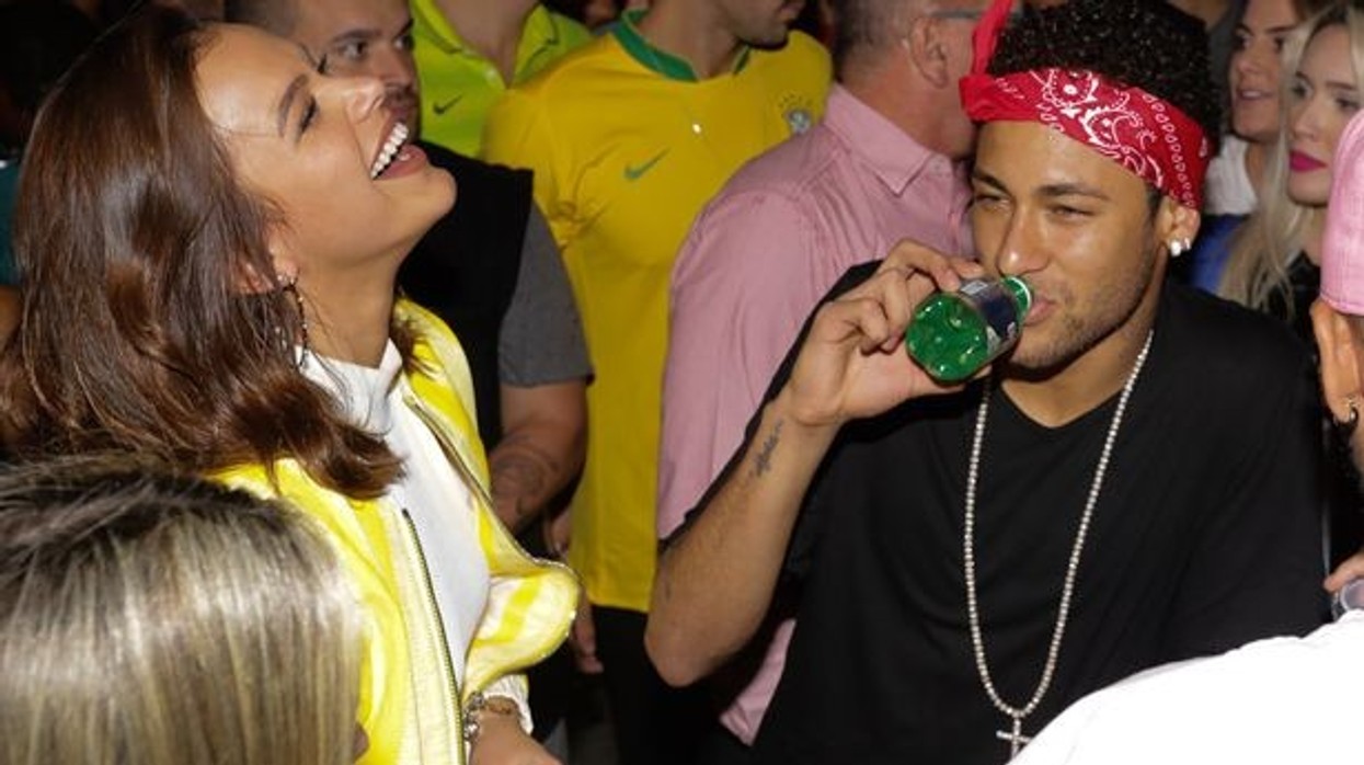 2018/02/Soccer-superstar-Neymar-gets-cozy-with-on-off-girlfriend-Bruna-Marquezine.jpg