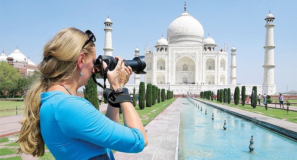 2018/02/Tourist-Taj-Mahal.jpg