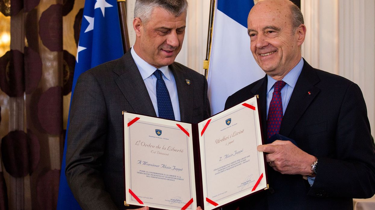 2018/03/Presidenti-Thaçi-dekoron-ish-kryeministrin-francez-Alain-Juppé-me-medaljen-“Urdhri-i-Lirisë”_1.jpg.jpg