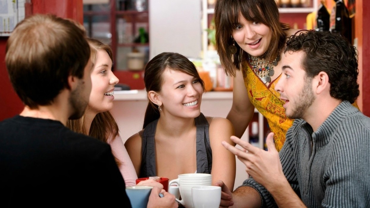 2018/08/friends-coffee-talking-drinking-job-meeting-01.jpg