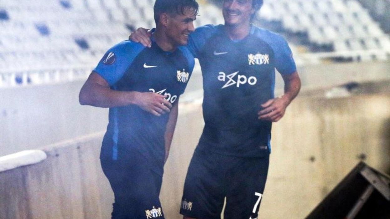 2018/09/fc-zurich-player-benjamin-kololli-celebrates-europa-league-goal-by-jumping-over-barrier-and-misjudging-the-big-drop-e1543090613557.jpg