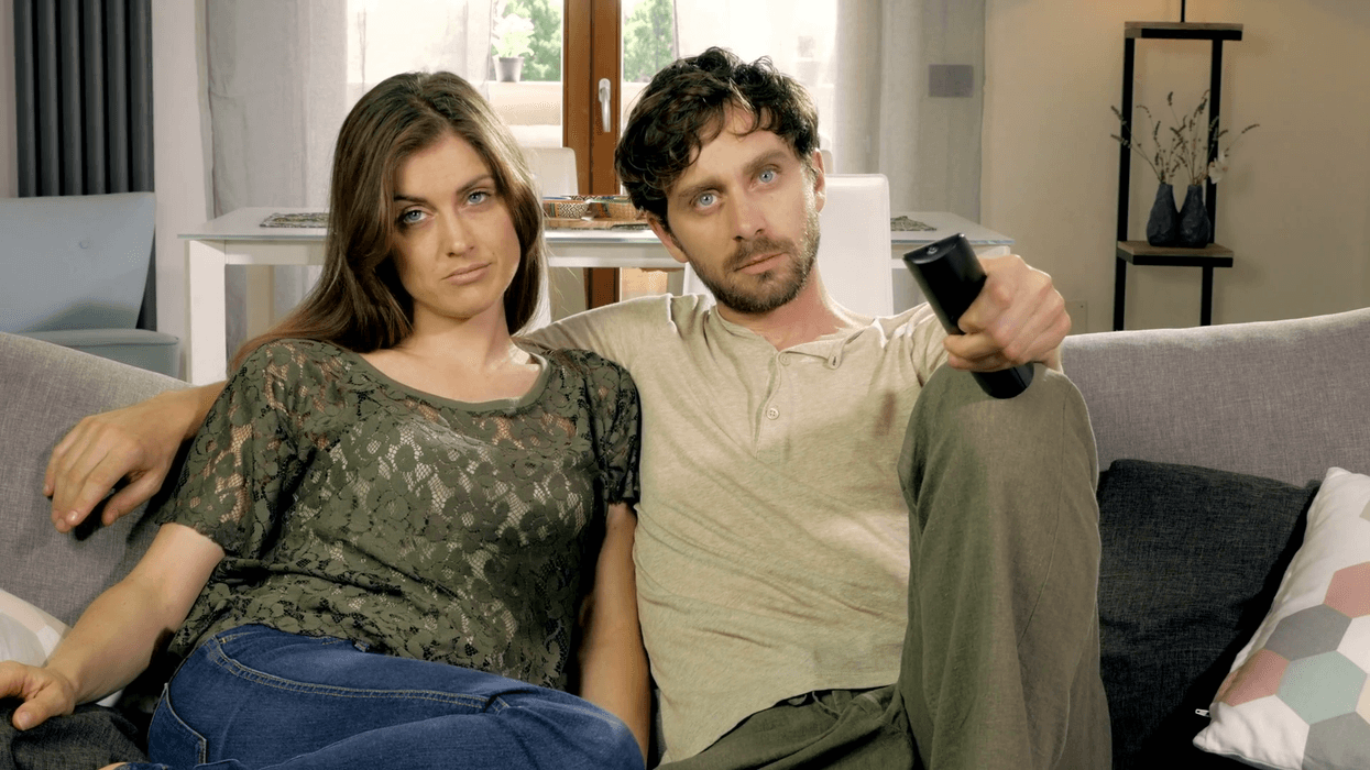 2018/10/unhappy-couple-watching-tv-on-couch-at-home-4k_brkfg07lg_thumbnail-full07.png