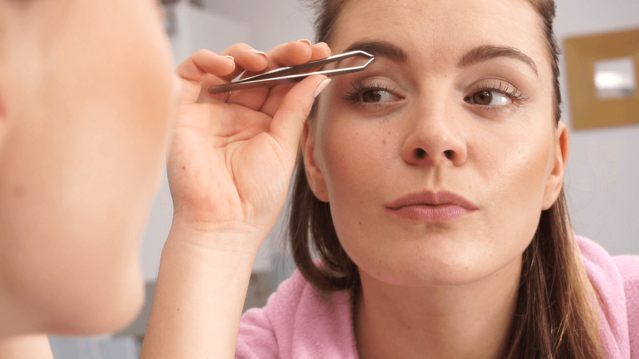 2018/10/woman-tweezing-eyebrows-plucking-with-tweezers-4k_bobtze_m__F0000.png
