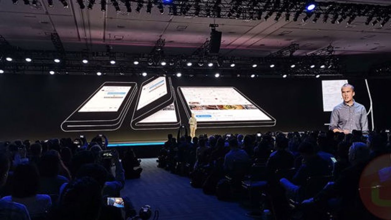 2018/11/samsung-foldable-phone-display-sdc-2018_01-640x306.jpg