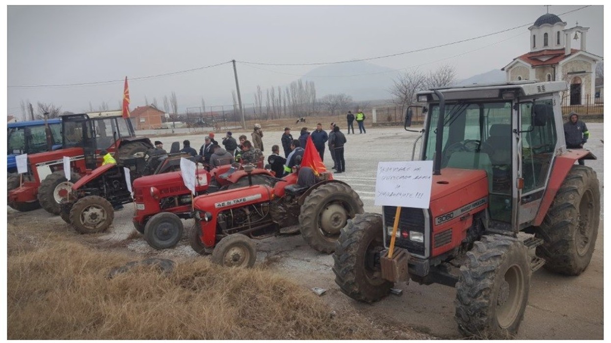 2018/12/Proteste-bujqit-mk.jpg
