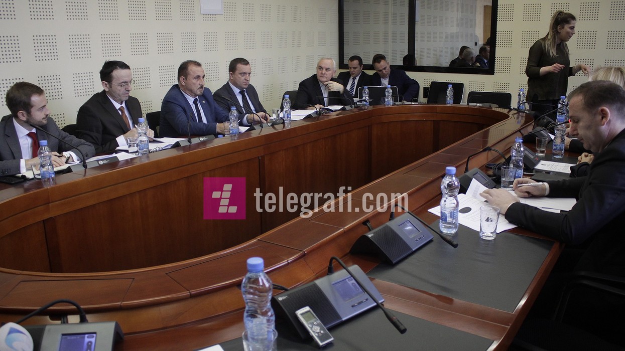 2019/02/Ekrem-Mustafa-raporton-ne-Komisionin-per-Integrime-Evropiane-foto-Ridvan-Slivova-8.jpg