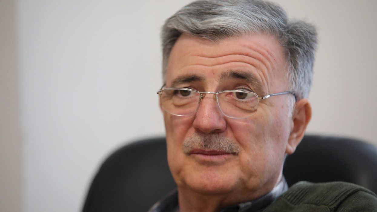 Diplomati Viktor Gaber kërkon referendum për ndryshimet kushtetuese dhe rrugëtimin e RMV-së drejt BE-së Diplomati Viktor Gaber kërkon referendum për ndryshimet kushtetuese dhe rrugëtimin e RMV-së drejt BE-së