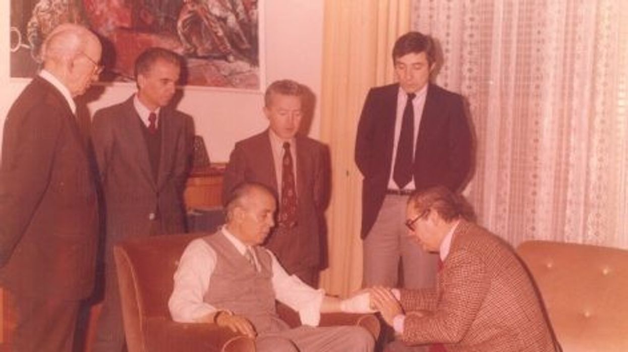 2019/04/Enver-Hoxha-me-mjekun-francez-471x360.jpg
