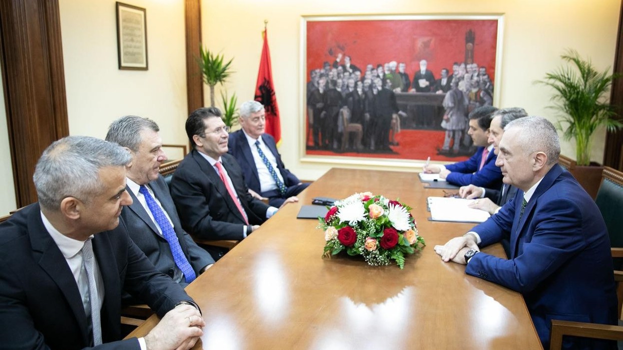 2019/04/Presidenti-Meta-pret-në-takim-kryetarët-e-partive-politike-të-Grupimit-të-Qendrës-së-Djathtë-2.jpeg