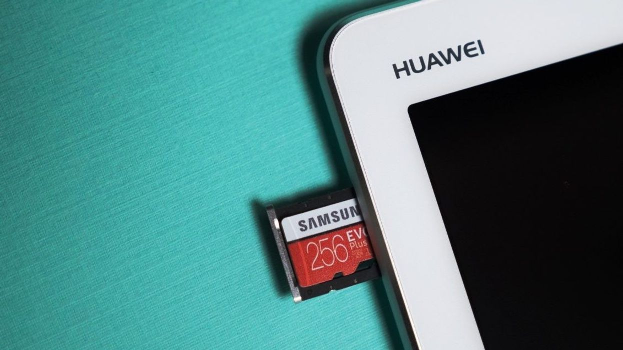 2019/05/huawei-banned-from-manufacturing-phones-with-sd-card.jpg