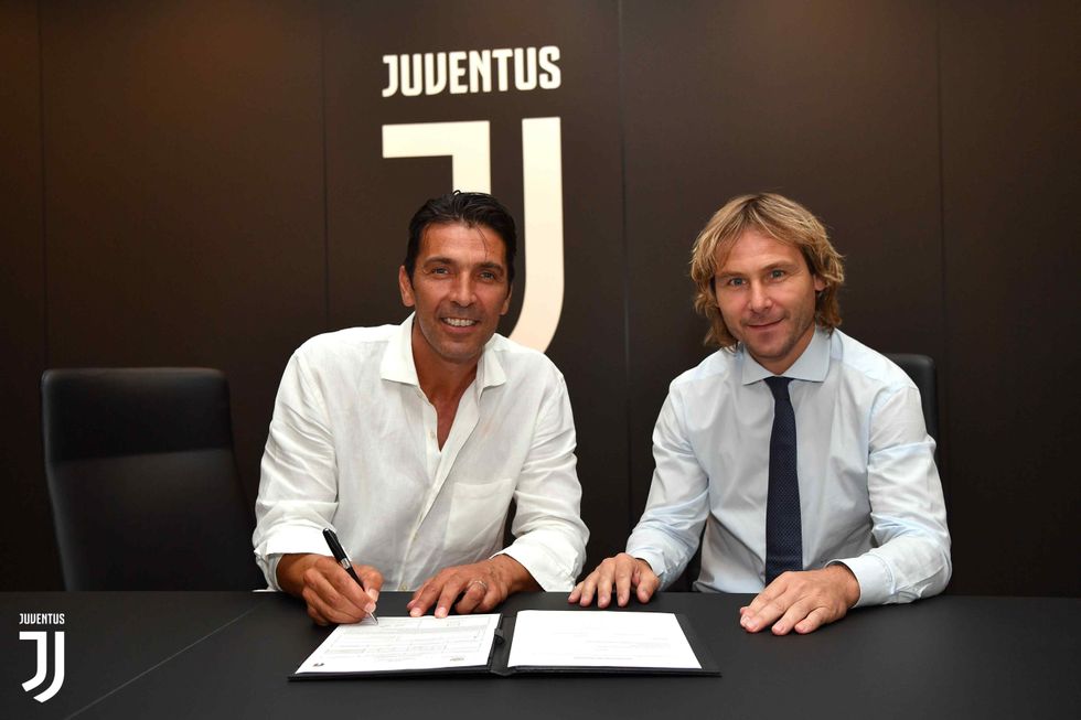 2019/07/Buffon_firma05.jpg