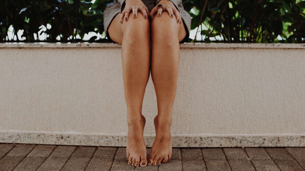 2019/08/woman-closing-legs-signifying-bad-vaginal-odor.jpg