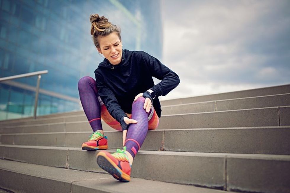 2019/10/injured-runner-girl-is-sitting-on-the-city-stairs-899449982-5b0dc21a8023b90036f13f27.jpg
