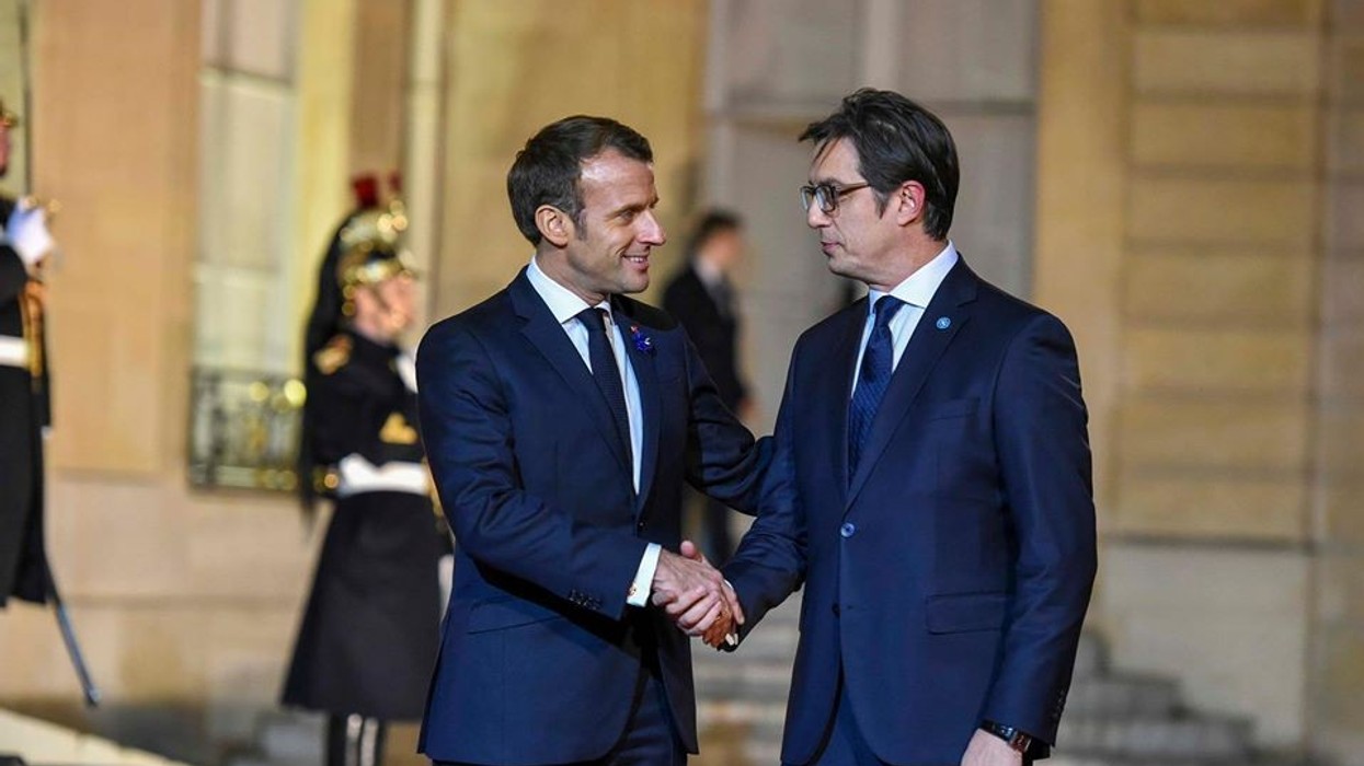2019/11/macron-stevo.jpg