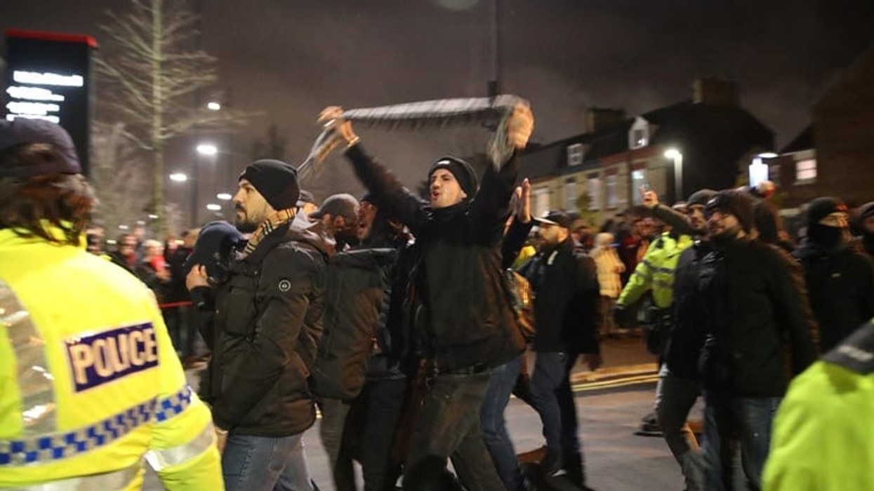 2019/11/napoli-fans.jpg
