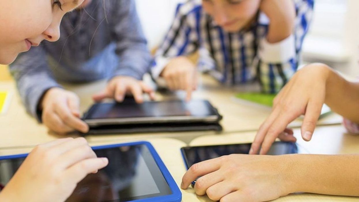 2019/12/636162927481594899-iStock-72721757-Kids-on-iPads-1024x538-1.jpg