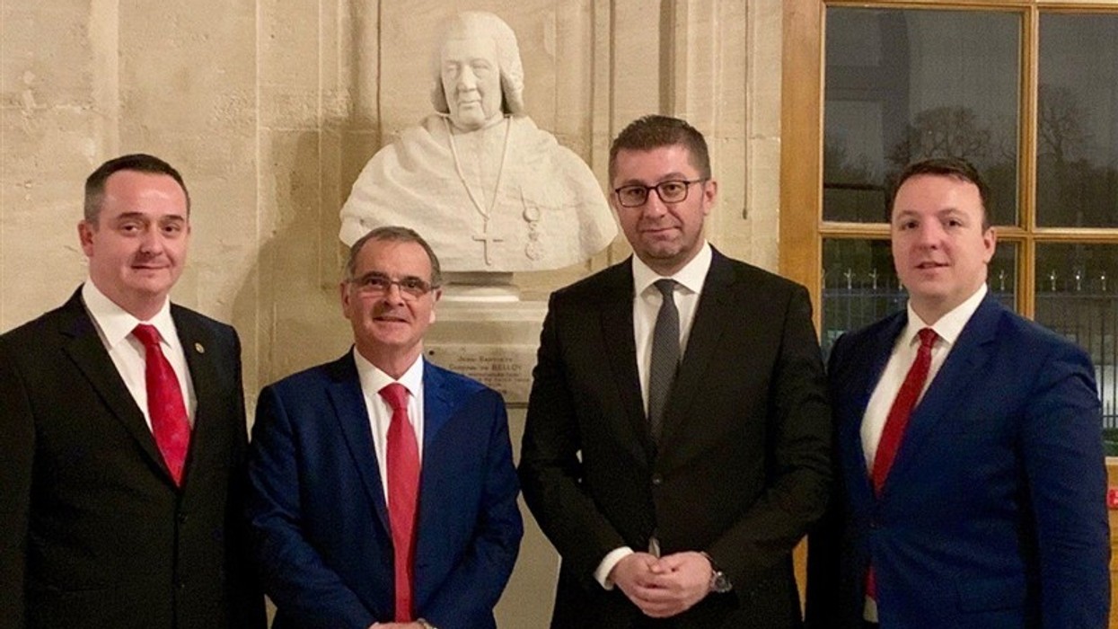 2019/12/micko-ne-senatin-francez.jpg