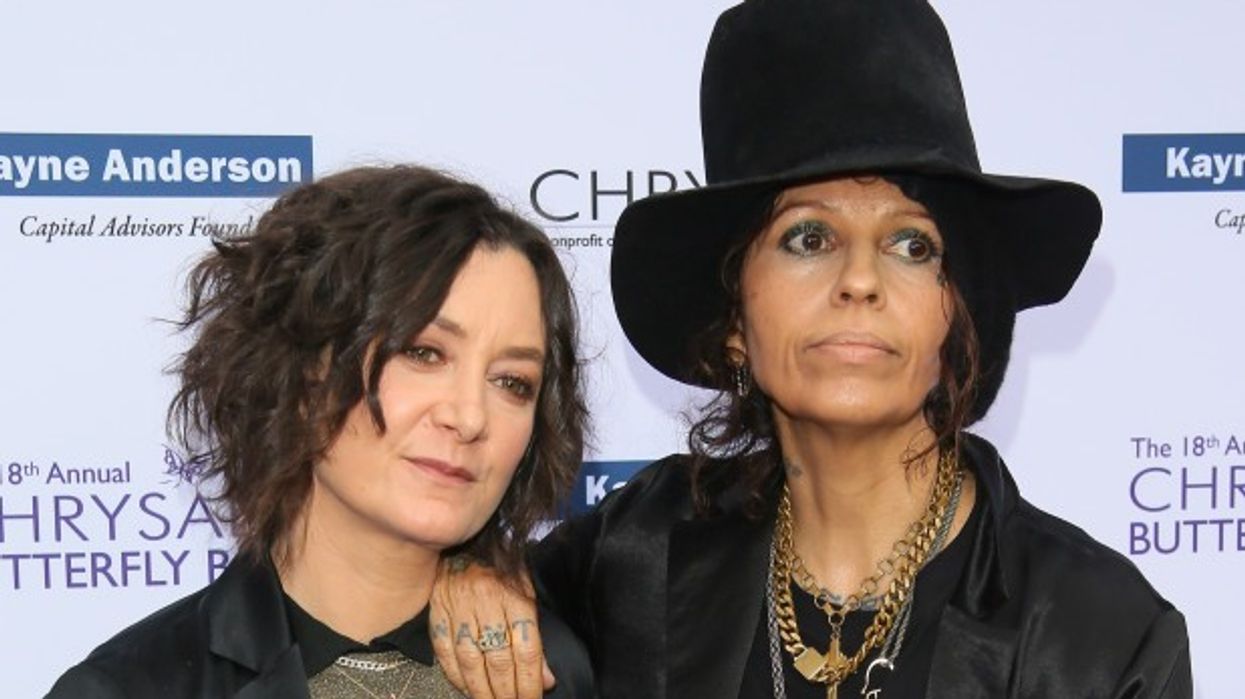 2019/12/sara-gilbert-linda-perry-1.jpg