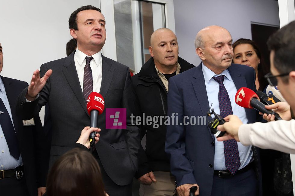 2019/12/Takimi-i-dyte-pase-qertifikimit-LV-LDK-Albin-Kurti-Isa-Musrafa-foto-Ridvan-Slivova-1-e1576574068663.jpg