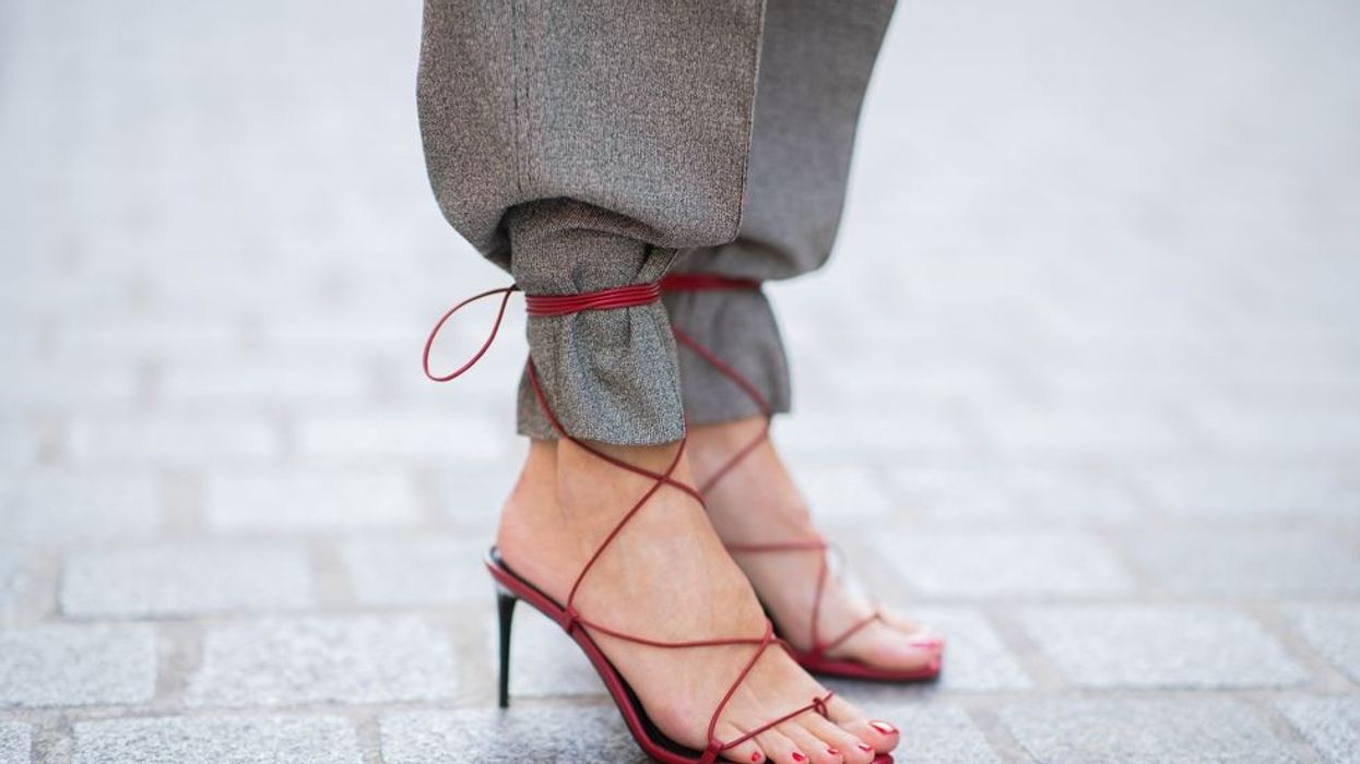 2020/01/alexandra-lapp-wearing-ysl-saint-laurent-sandals-in-red-news-photo-1580152872.jpg