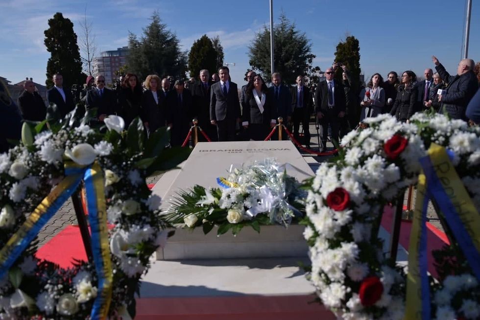 2020 02 17 Osmani Presidenti Rugova ikona e përbashkët e lirisë Adem Jashari me familje simbol i sakrificës 4