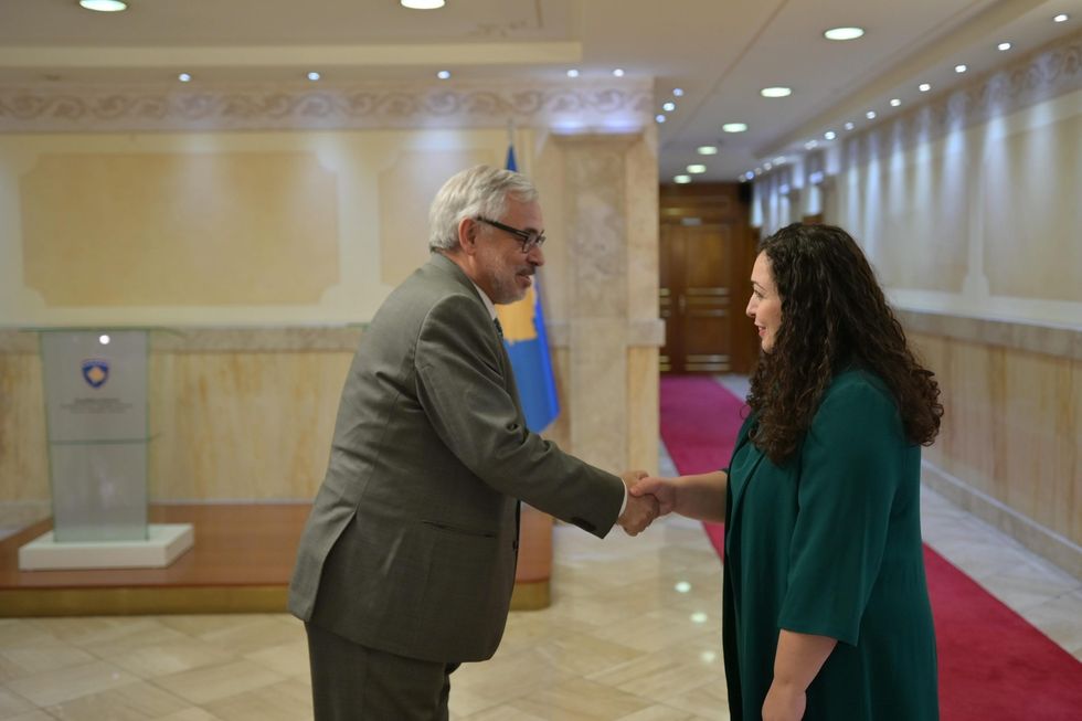 2020 02 20 Kryekuvendarja Vjosa Osmani takoi ambasadorin zviceran Jean Hubert Lebet 4 scaled