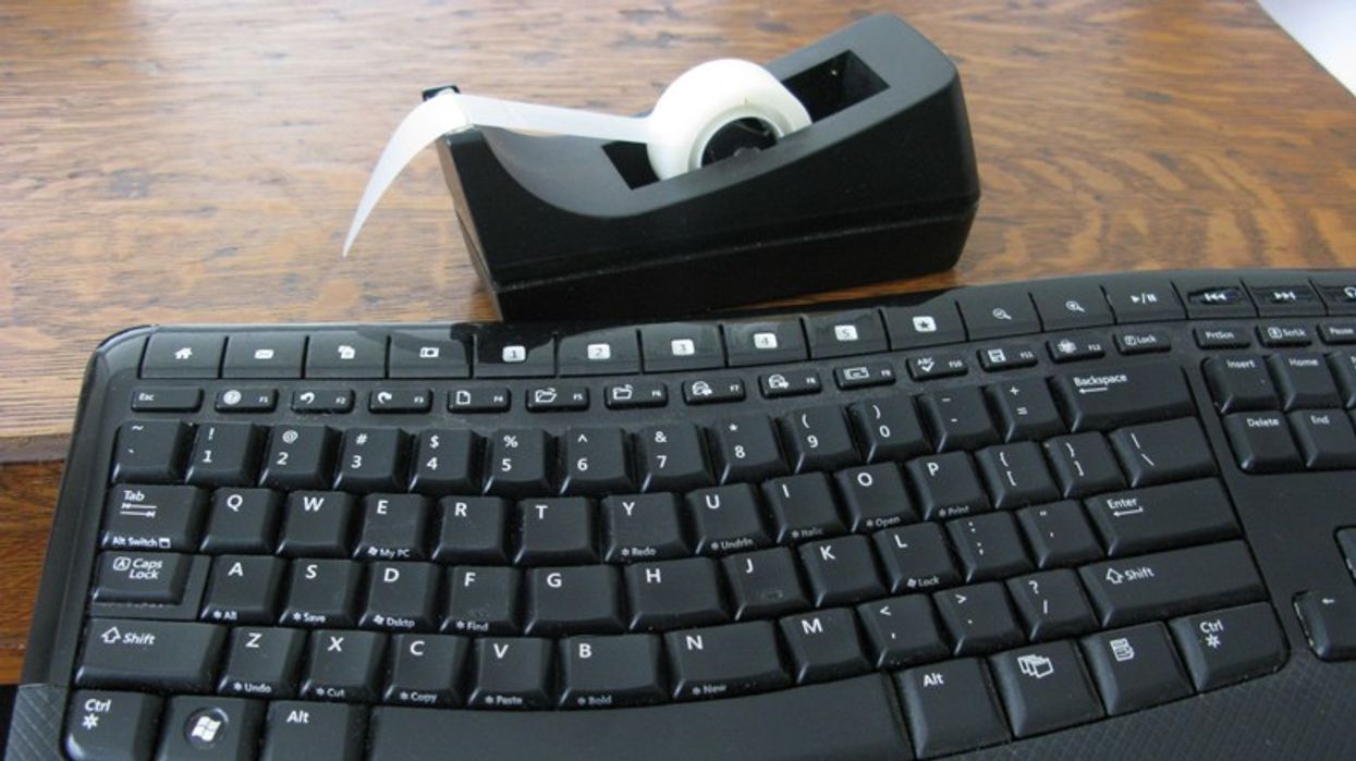 2020/02/Clean_Keyboard_with_Tape.jpg