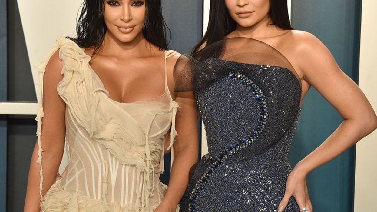 2020/02/kim-kardashian-and-kylie-jenner-attend-the-2020-vanity-fair-news-photo-1581360085-e1581371237289.jpg
