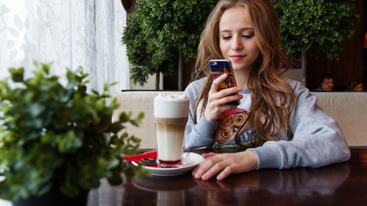 2020/02/teen-smartphone.jpg