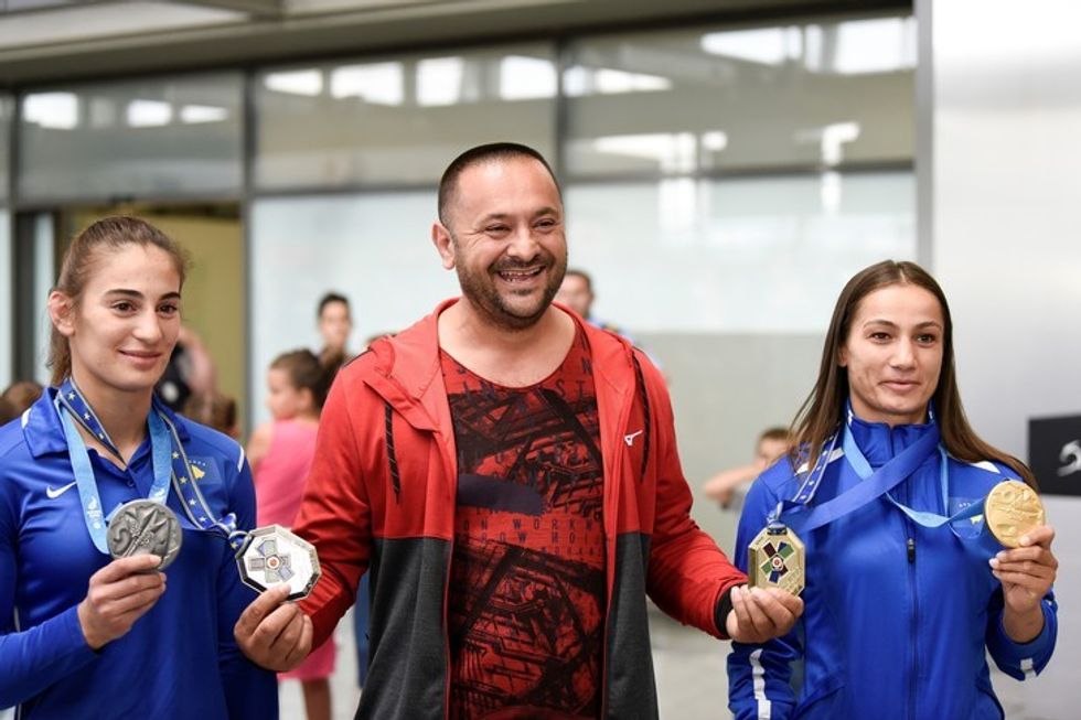 2020/03/judokas-kosovares-Majlinda-Kelmendi-Nora-Gjakova-posent-fierement-avecleurs-medailles-cotes-entraineur-Driton-Toni-Kuka-aeroport-Pristina-25-2019_0_729_486.jpg