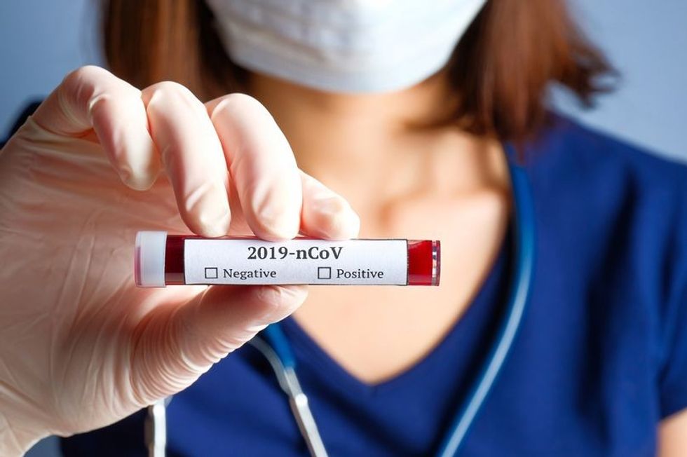 2020/04/0_Nurse-holding-test-tube-with-blood-for-2019-nCoV-analyzing-Novel-Chinese-Coronavirus-blood-test-con.jpg