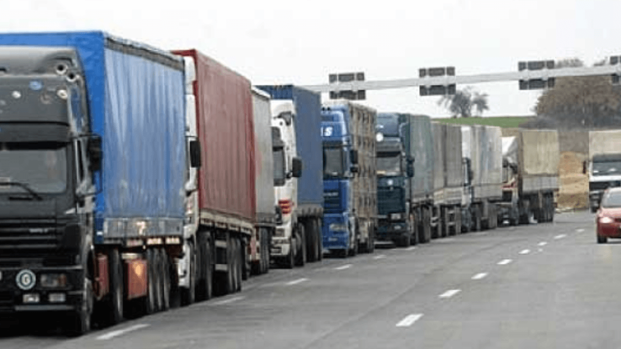 Transportuesit nga Maqedonia sërish në protestë, kërkojnë zgjidhjen e problemit me shoferët Transportuesit nga Maqedonia sërish në protestë, kërkojnë zgjidhjen e problemit me shoferët