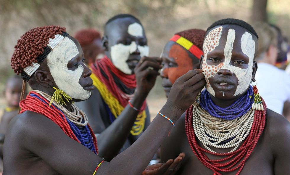 2020/05/ethioia-omo-valley-karo-ladies-painting-each-other.jpg