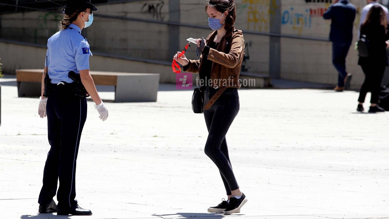 2020/06/policia-duke-kontrolluar-qytetaret-per-kohen-e-levizjes-pandemia-koronavirus-covid-19-foto-Ridvan-Slivova-1.jpg