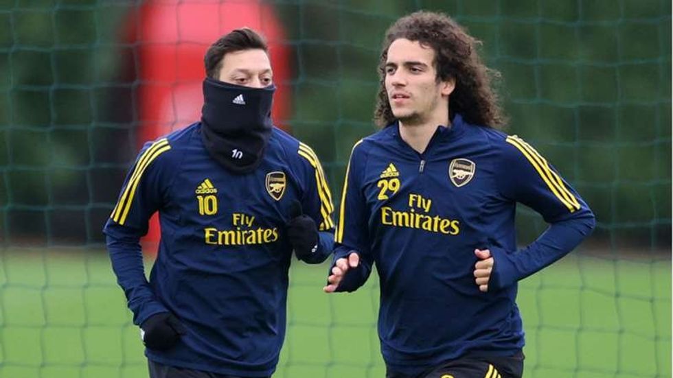 2020/07/mesut-ozil-and-matteo-guendouzi-cropped_sk5jjb1yumyl14s6m7roce79c.jpg