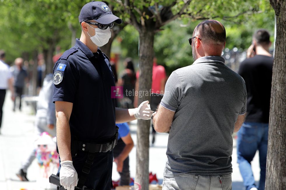 2020/07/policia-paralajmeron-qytetaret-per-vendosjen-e-maskave-koronavirus-covid19-foto-Ridvan-Slivova-11.jpg