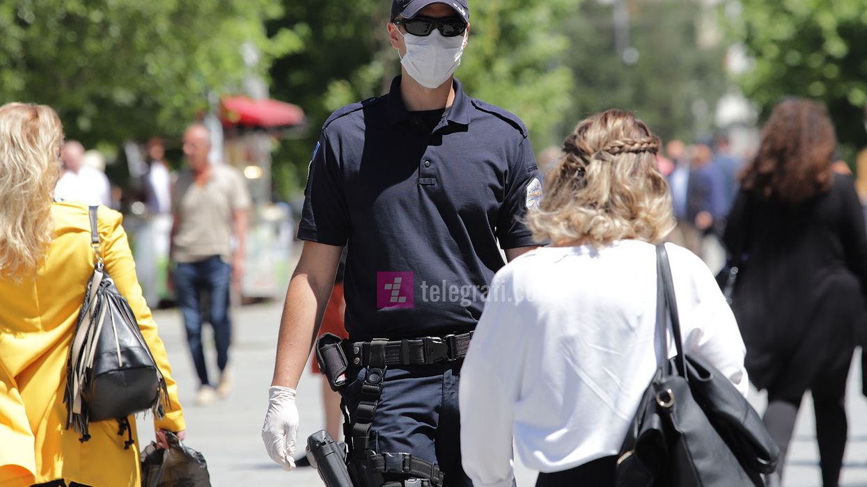 2020/07/policia-paralajmeron-qytetaret-per-vendosjen-e-maskave-koronavirus-covid19-foto-Ridvan-Slivova-14.jpg