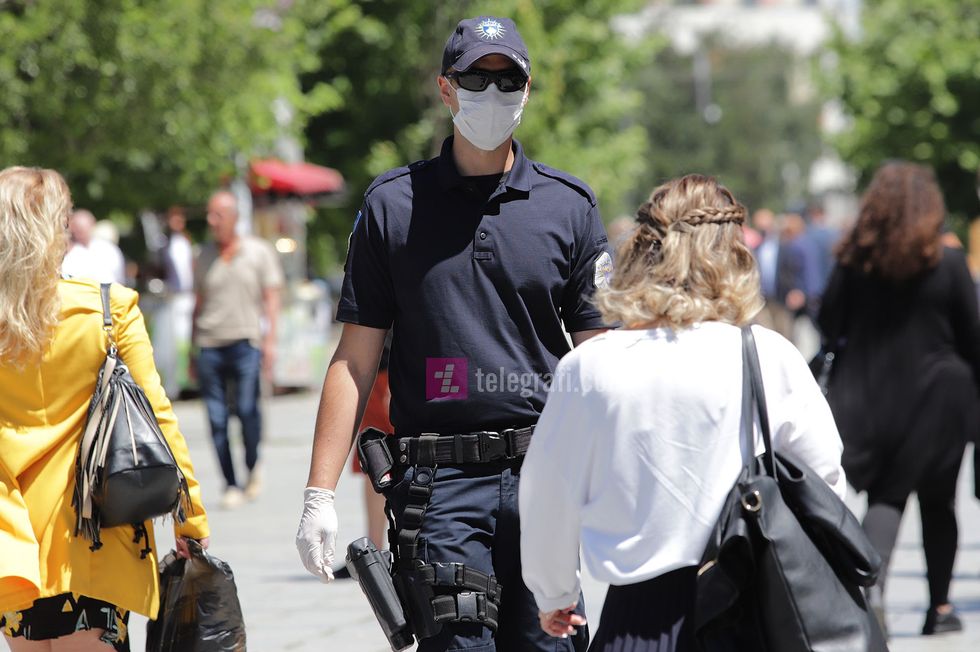 2020/07/policia-paralajmeron-qytetaret-per-vendosjen-e-maskave-koronavirus-covid19-foto-Ridvan-Slivova-14.jpg