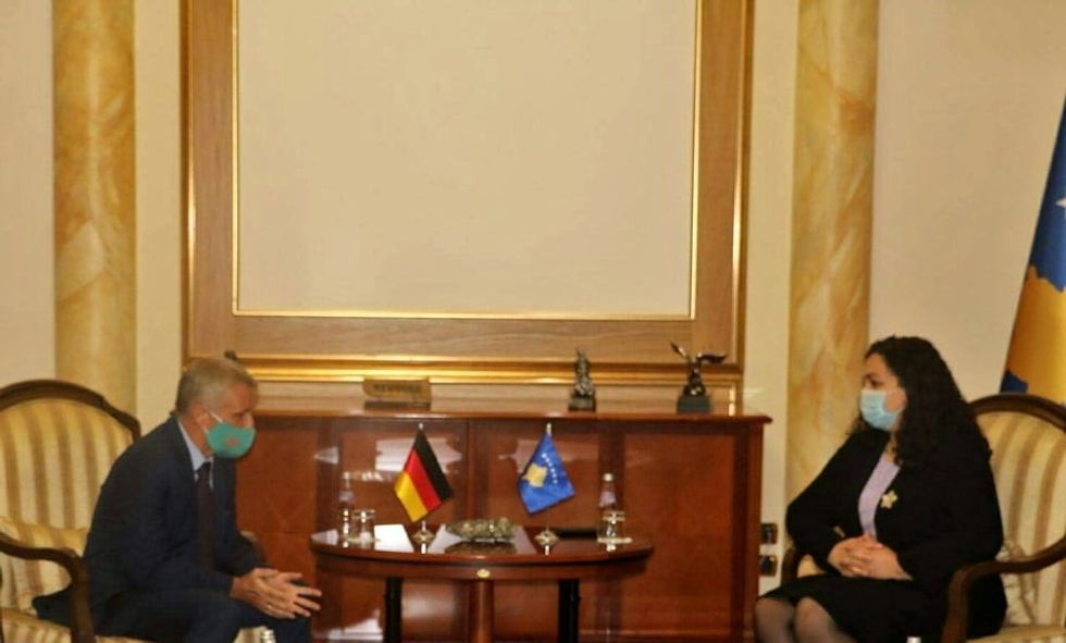 2020 08 05 Kryetarja Osmani u takua me ambasadorin e ri të Gjermanisë në Kosovë Jörn Rohde 1