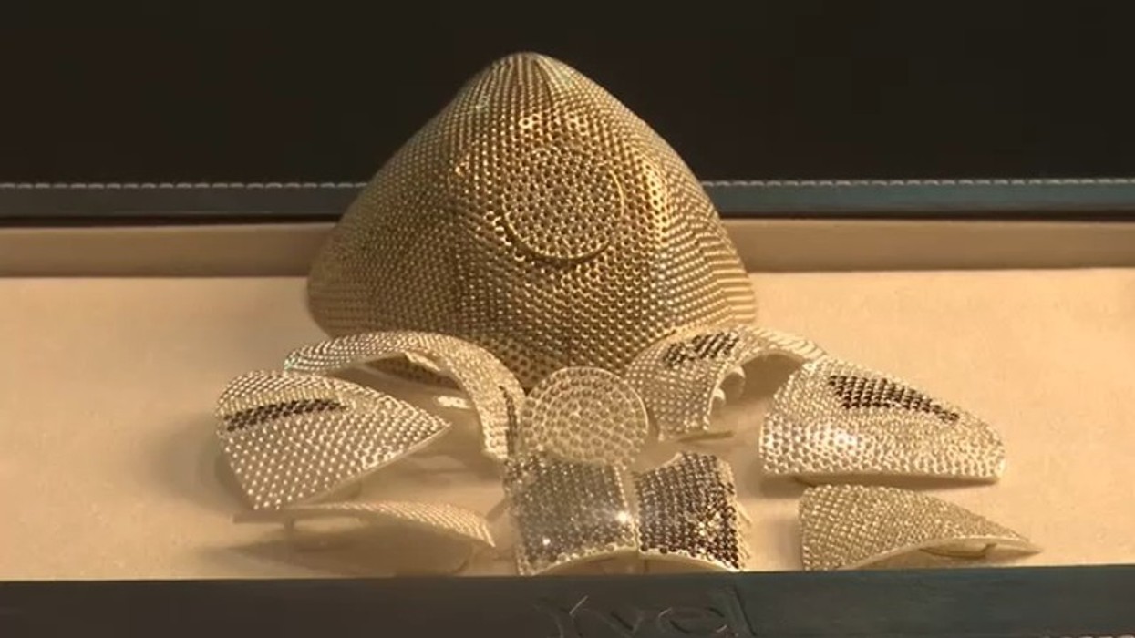 2020/08/6362824_080920-wabc-gold-face-mask-img.jpg