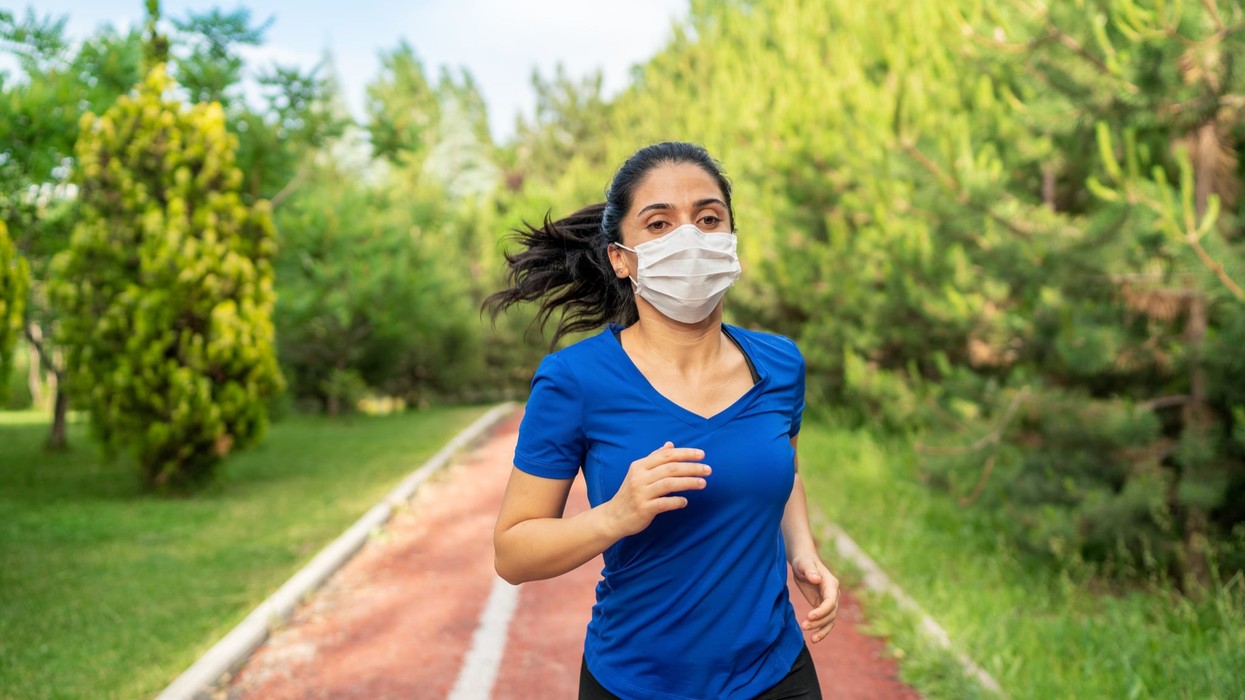 2020/09/0_People-running-on-treadmill-in-gym-wearing-face-mask.jpg