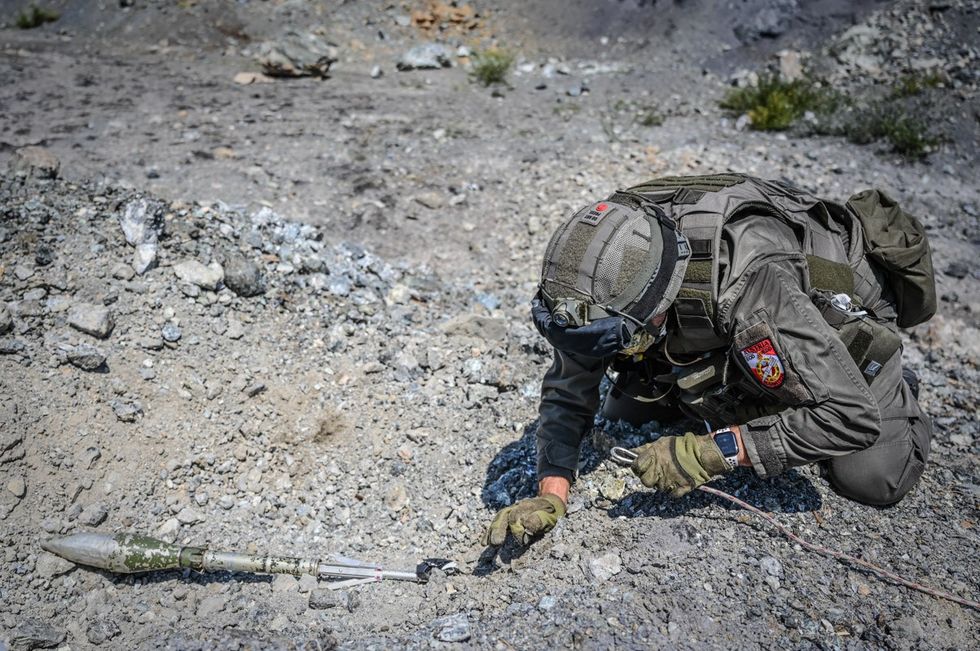 2020/09/2-KFOR-Austrian-EOD-operator.jpg