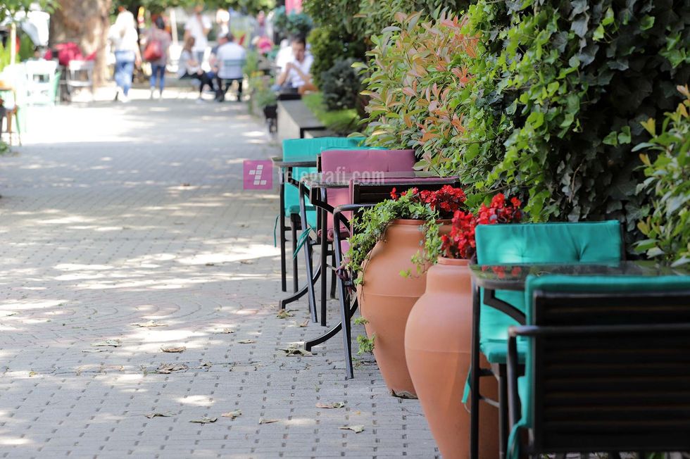 2020/09/Gastronomi-sherbimet-ne-hapsira-te-jashtme-te-kafiterive-foto-Ridvan-Slivova-2.jpg