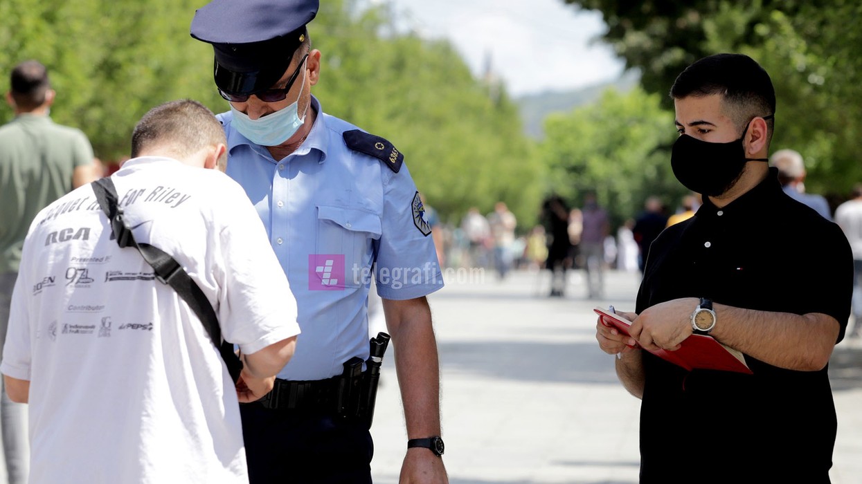 2020/09/policia-dhe-inspektoret-shqiptojne-gjoba-per-mos-respektim-venjen-e-maskava-foto-Ridvan-Slivova-5.jpg