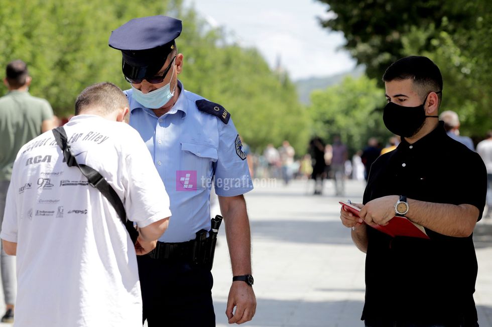2020/09/policia-dhe-inspektoret-shqiptojne-gjoba-per-mos-respektim-venjen-e-maskava-foto-Ridvan-Slivova-5.jpg