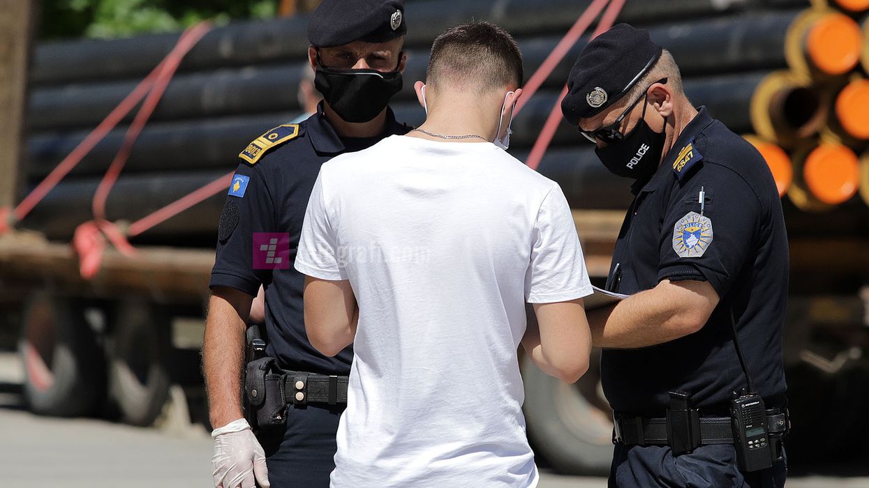 2020/09/policia-gjobit-qytetaret-nuk-kane-vendosur-maska-mbrojtese-foto-Ridvan-Slivova-1.jpg