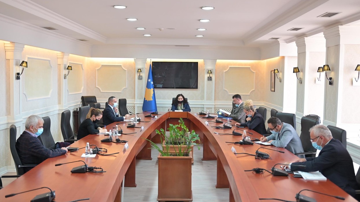 2020/10/2020_10_19_Nga-takimi-i-kryetares-Osmani-me-Grupin-Punues-per-Hartimin-e-Rregullores-se-re-te-Kuvendit.jpg